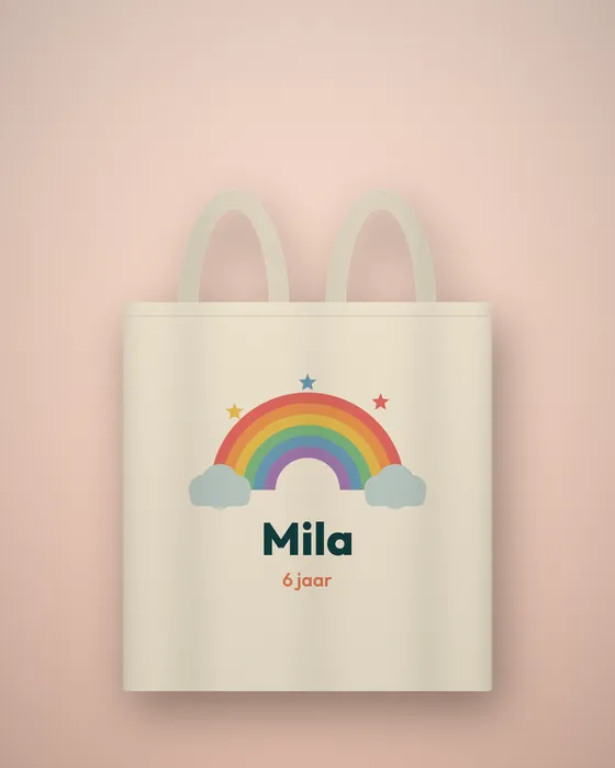 Katoenen tas met regenboog en naam, gemaakt op een kinderfeestje